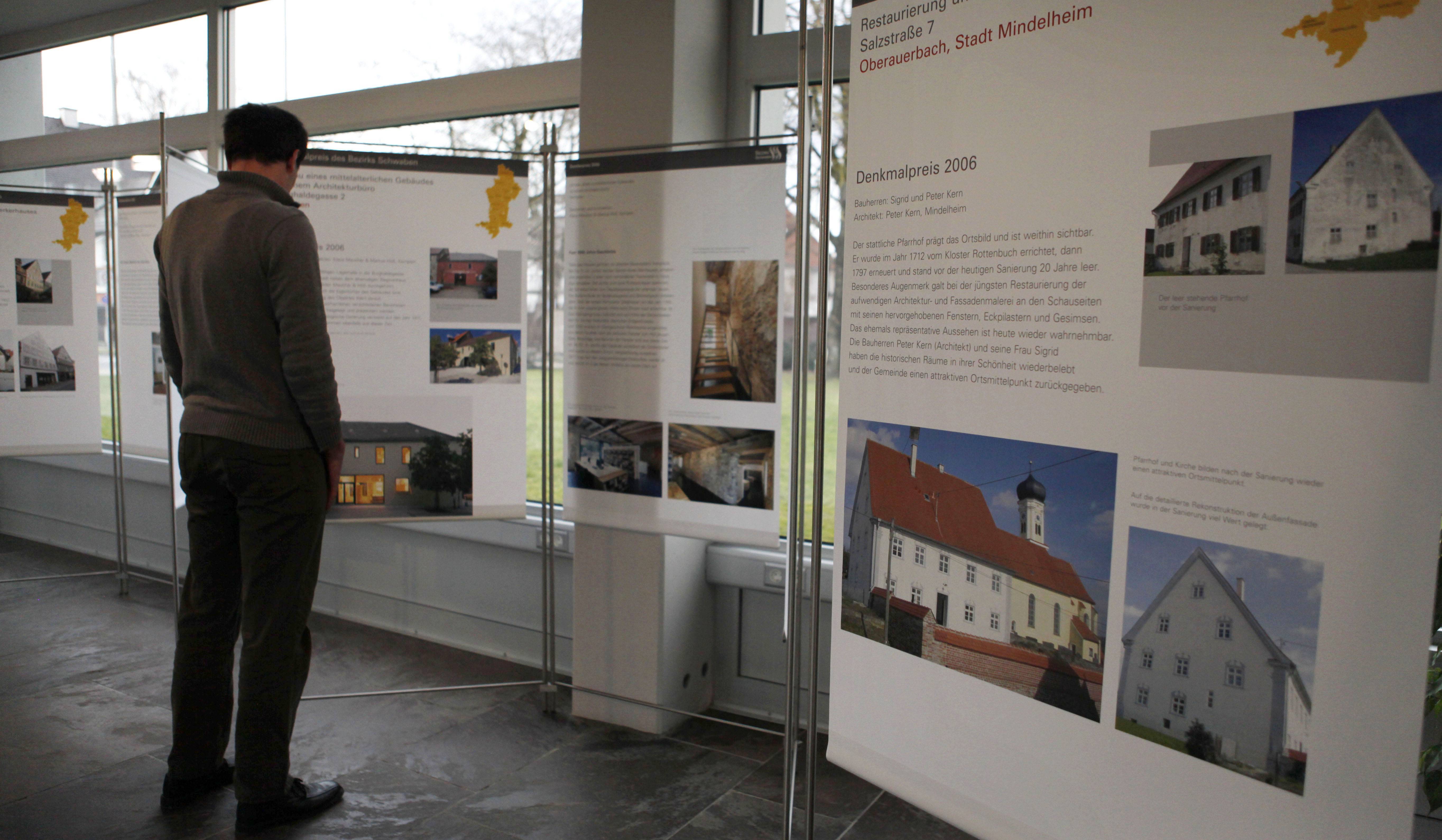 Im Landratsamt Unterallgäu ist eine Ausstellung über vorbildliche Denkmalpflege in Schwaben zu sehen.    Foto: Landratsamt