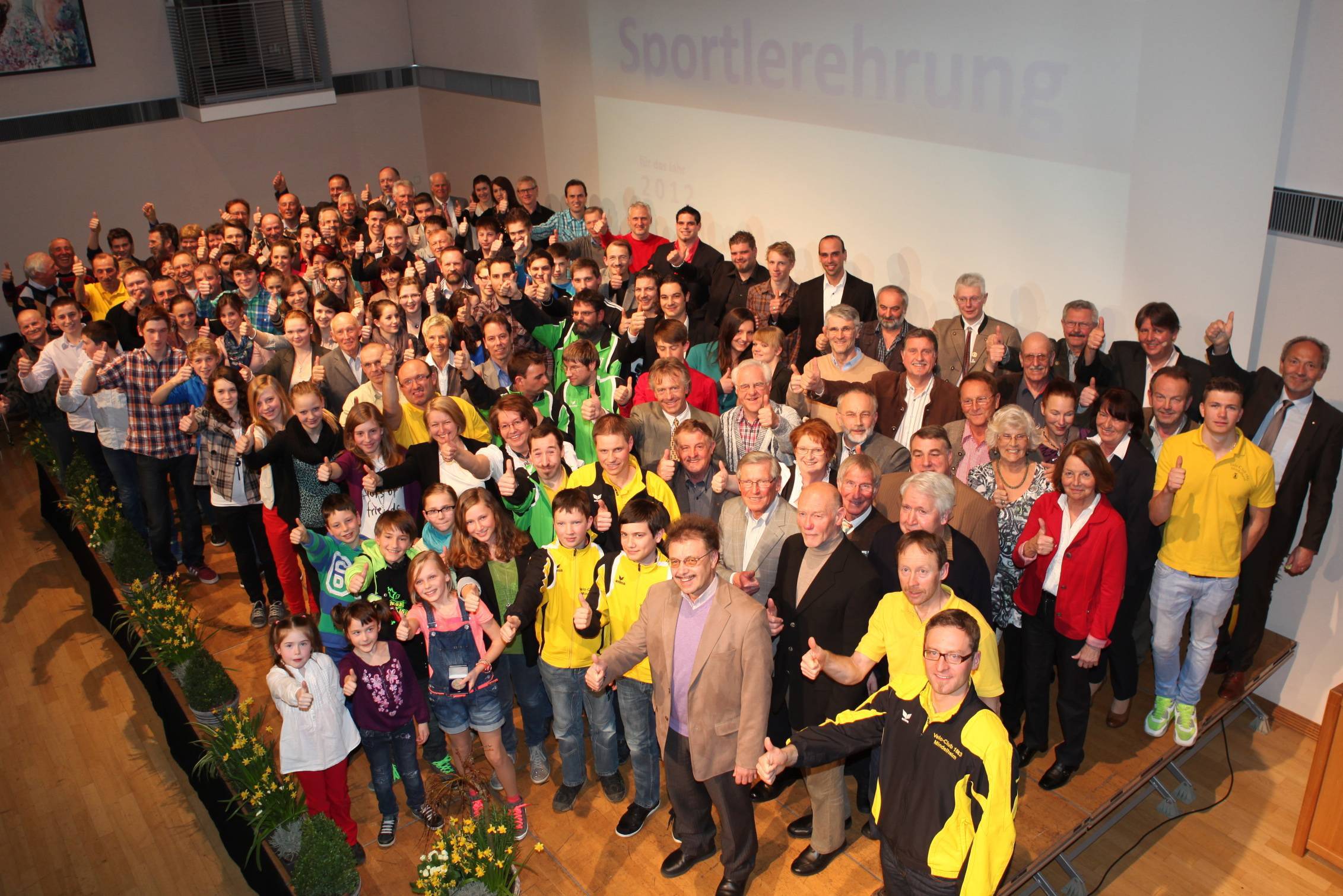 Bei der Sportlerehrung des Landkreises zeichnete Landrat Hans-Joachim Weirather 140 Einzelsportler und 43 Mannschaften aus. Ehrengäste des Abends waren die Mindelheimer Eishockey-Nationalspieler Patrick und Jochen Reimer, die nach der Ehrung Autogramme g