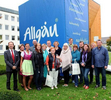 Von dem Erlebnis-Würfel der Allgäu GmbH waren die Gäste ganz angetan. Mit im Bild Tourismusreferent Erwin Marschall (links), Karin Maier vom Landratsamt Unterallgäu (Dritte von links) und Michael Stoiber, Geschäftsführer der Unterallgäu Aktiv GmbH 