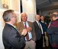 Vor der Info-Tafel über das NS-Opfer Ernst Lossa diskutieren (von links) der Stellvertreter des Landrats Helmut Koch, Psychiater Dr. Michael von Cranach und der Gesamtleiter von Regens Wagner Lautrach Beppo Haller mit Besucher der Ausstellung „In Memor