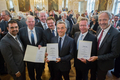 Bei der Ehrung im Rokoko-Saal der Regierung von Schwaben (von links): Landtagsabgeordneter Klaus Holetschek, Ludwig Haisch, Martin Heinz, Staatssekretär Gerhard Eck, Helmut Koch, Werner Birkle und Landrat Hans-Joachim Weirather. Foto: Mateusz Roik