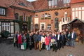 Der Unterallgäuer Kreistag hat eine Informationsfahrt in den Partnerlandkreis Nordhausen in Thüringen unternommen. Unser Bild zeigt die Reisegruppe vor der Traditionsbrennerei „Echter Nordhäuser“ in Nordhausen. Foto: Jessica Piper