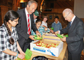 Schüler der Memminger Bismarckschule haben für die rund 1750 Erstklässler in Memmingen und dem Unterallgäu ein gesundes Pausenbrot eingepackt. Landrat Hans-Joachim Weirather und Oberbürgermeister Dr. Ivo Holzinger halfen dabei, die wiederverwendbare 