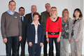 Stellvertretender Landrat Klaus Holetschek (Zweiter von links), Personalchefin Ingrid Arnold (rechts) und Personalratsvorsitzender Frank Rattel (links) dankten Dr. Jürgen Seemann und Alois Mayr (hinten, von links) sowie Justina Wetzstein, Gabriele Kobold