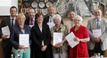 Stellvertretend für das ganze Energieteam haben Herrmann Kerler, Christian Baumann und Carmen Cremer das fertige Klimaschutzkonzept an Landrat Hans-Joachim Weirather und die Vorsitzenden der Kreistagsfraktionen übergeben. Im Bild von links: Christian Ba