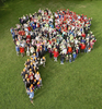 Rund 230 Menschen formten im Kurpark Bad Wörishofen ein großes, vierblättriges Kleeblatt. Foto: Christoph Jorda