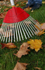 Laub rechen gehört zur Gartenarbeit im Herbst. Foto: Stefanie Vögele/Landratsamt Unterallgäu