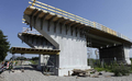 Das "Grundgerüst" der neuen Bahnbrücke bei Sontheim steht. Noch in diesem Jahr, so die Planungen, soll ein Teil der neuen Staatsstraße, die von Attenhausen auf direktem Weg zur Autobahn-Anschlussstelle führt, fertiggestellt werden.		Foto: Stefanie Dod
