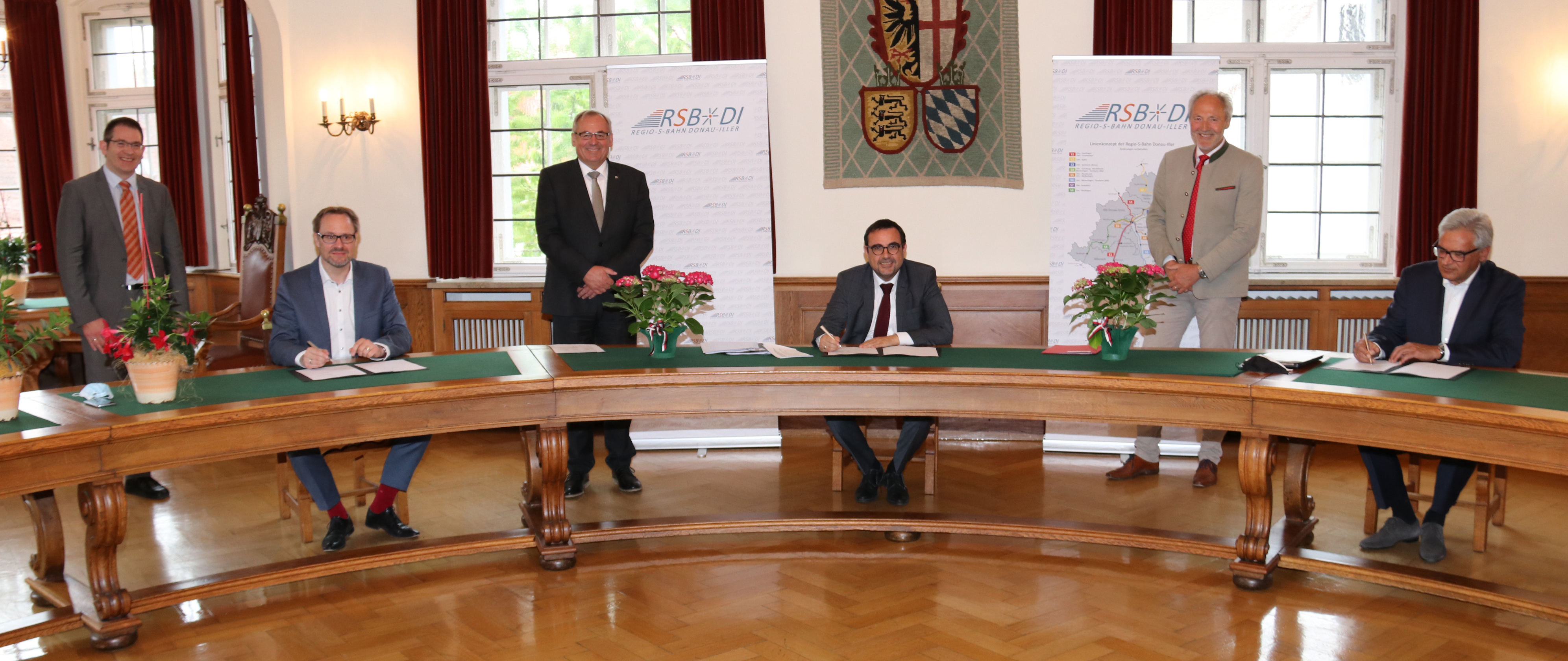 Im Bild (von links): Dr. Oliver Dümmler, Landrat Thorsten Freudenberger, Oberbürgermeister Manfred Schilder, Verkehrsstaatssekretär Klaus Holetschek, Landrat Hans-Joachim Weirather und Oberbürgermeister Gunter Czisch. Foto: Stadt Memmingen