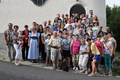 25 Landwirte aus dem polnischen Partnerlandkreis Gostyn waren mit ihren Familien zu Gast im Unterallgäu. Gruppenfoto vor der St. Josefskapelle in Dennenberg. Foto: Engelbert Degenhart/Landratsamt Unterallgäu