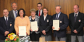 Die Aushändigung des Ehrenzeichens am Bande feierten (von links) Markus Fischer, Leiter der BRK-Bereitschaft Türkheim, Landrat Hans-Joachim Weirather, Elfriede Anwander (Ehrenzeichen in Silber), Josefa Kassner (Ehrenzeichen in Gold), Willi Lehner, Kreis