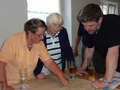 In Erkheim gibt es schon konkrete Pläne zur Quartiersentwicklung. Im Bild (von links) Rosmarie Jöchle (Rentnerin), Barbara Schultheiß (Rentnerin) und Pfarrer Friedrich Koslowski. Foto: Landratsamt/Hubert Plepla