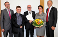 Unser Bild zeigt Bürgermeister Sebastian Seemüller, Pfarrer Bernhard Hesse, Franz Eimansberger und seine Frau Ingrid sowie Landrat Hans-Joachim Weirather (von links). 	Foto: Landratsamt