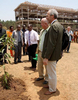 Der Rohbau des neuen Schulgebäudes steht. Dazu pflanzte Reinhold Reinöhl, Vorsitzender des Vereins „Hilfe für Kinder in Uganda“, einen Mangobaum. Neben ihm rechts im Bild: Landrat Hans-Joachim Weirather. Foto: Verein "Hilfe für Kinder in Uganda"