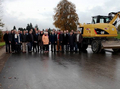 Die Mitglieder des Kreis- und Bauausschusses besichtigten die ausgebaute Kreisstraße zwischen Türkheim und Amberg. Foto: Landratsamt Unterallgäu/Eva Büchele