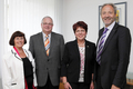 Das Ehrenzeichen des bayerischen Ministerpräsidenten händigte Landrat Hans-Joachim Weirather (von rechts) in einer Feierstunde im Landratsamt an Rose Maria Bechter aus. Für ihr örtliches und überregionales Engagement im Frauenbund dankten ihr auch B