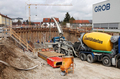 Bis zu zehn Meter in die Tiefe geht es derzeit in der Bad Wörishofer Straße in Mindelheim. Auf der Baustelle wurde jetzt die Bodenplatte der neuen Bahnbrücke betoniert. Foto: Stefanie Vögele/Landratsamt Unterallgäu