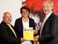 Im Bild (von links): Post-Vertriebsmanager Arnold Biberger, Klimaschutzmanagerin des Landkreises Unterallgäu Andrea Ruprecht und Landrat Hans-Joachim Weirather. Foto: Eva Büchele/Landratsamt Unterallgäu