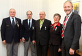 Landrat Hans-Joachim Weirather hat Rita Korb, Franz Schneider, Gebhard Miller und Theodor Hegemann (von rechts) das Ehrenzeichen am Bande des Bayerischen Roten Kreuzes (BRK) überreicht. 	Foto: Landratsamt Unterallgäu