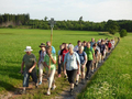 Das Foto zeigt die Teilnehmer der Unterallgäuer Pilgerwanderung im Jahr 2014 beim Einzug nach Kronburg