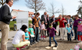 Der Auftakt zur Aktion „Unser Landkreis blüht auf“ fand kürzlich im „Haus der Kinder“ in Kammlach statt. Unter Anleitung von Kreisfachberater für Gartenkultur und Landespflege Markus Orf (im Bild links) säten die Kinder eine Blumenwiese und dr