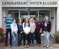 Stellvertretender Ausbildungsleiter Michael Dietrich (links) und Ausbildungsleiterin Verena Vollmar (rechts) begrüßen die neuen Auszubildenden (von links): Kerstin Weixler, Nadine Dephilipp, Elisabeth Kirchensteiner, Tanja Baur und Margit Lacher im Land