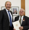 Landrat Hans-Joachim Weirather hat die Bundesverdienstmedaille im Namen von Bundespräsident Joachim Gauck an Josef Hölzle aus Pfaffenhausen verliehen. Fotos: Stefanie Vögele/Landratsamt Unterallgäu