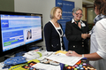 Bildungsberaterin Heike Hampel (Mitte) informierte im Landratsamt in Mindelheim über ihr Angebot. Auch die Leiterin der Volkshochschule Unterallgäu, Renate Deffner, schaute am Infostand vorbei. Foto: Stefanie Vögele/Landratsamt Unterallgäu