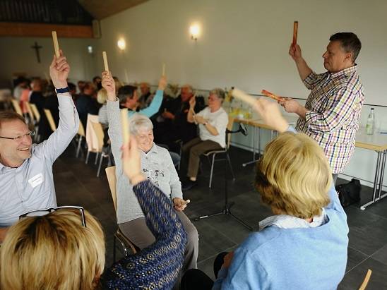 Viel Spaß hatten die Seniorenbeauftragten der Gemeinden bei der Klausurtagung in Niederrieden. Nachmittags stellte der evangelische Pfarrer und zertifizierte Sitztanztrainer Eugen Ritter Bewegungsangebote zu Musik vor. Foto: Hubert Plepla/Landratsamt Unterallgäu