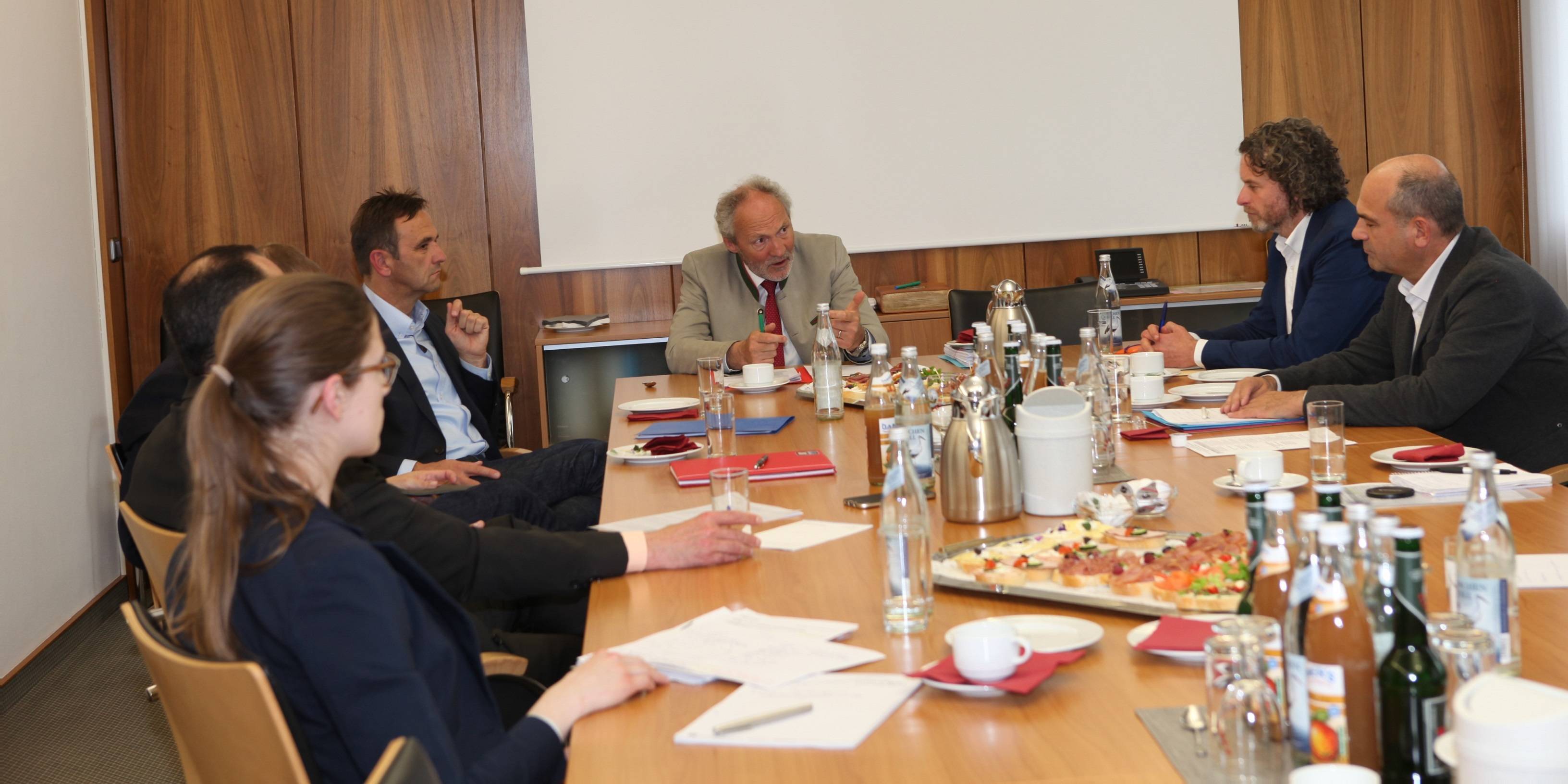 Dr. Markus Schick,  Präsident des Bayerischen Landesamts für Pflege (im Bild rechts),  und Rüdiger Erling, Leiter des pflegefachlichen Teams beim Landesamt für Pflege (daneben),  im Gespräch mit Landrat Hans-Joachim Weirather (Mitte) und weiteren Vertretern des Landkreises Unterallgäu. 