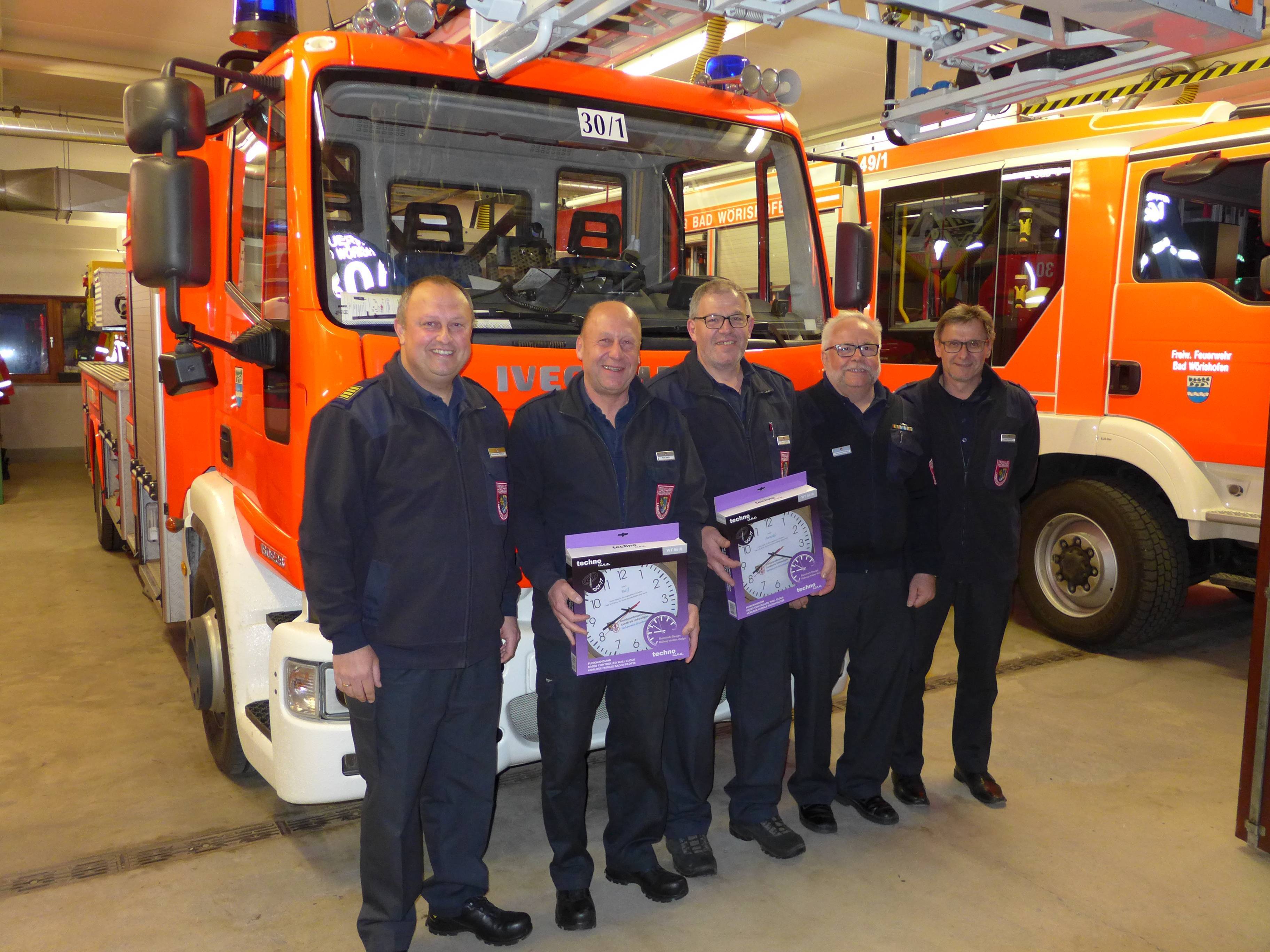 Im Bild (von links) Kreisbrandrat Alexander Möbus, Ausbilder Ralf Barth, Ausbilder Arnold Kusterer, Kreisbrandmeister Giovanni Aichele und sein Stellvertreter Robert Draeger. Foto: Matthias Eichler 