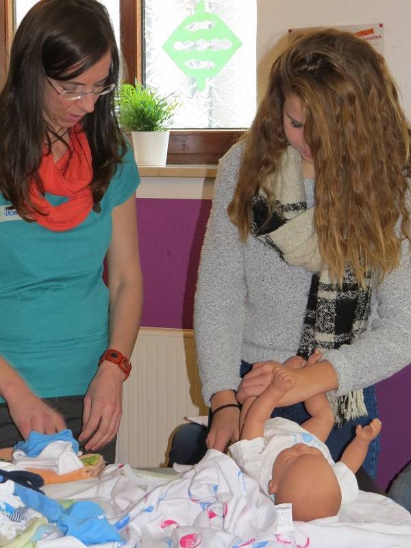 Zum Bild: Nicht nur, wie man ein Baby richtig wickelt, lernt man beim Babysitterkurs in Mindelheim. Foto: Heidrun Kornegger-Tausch