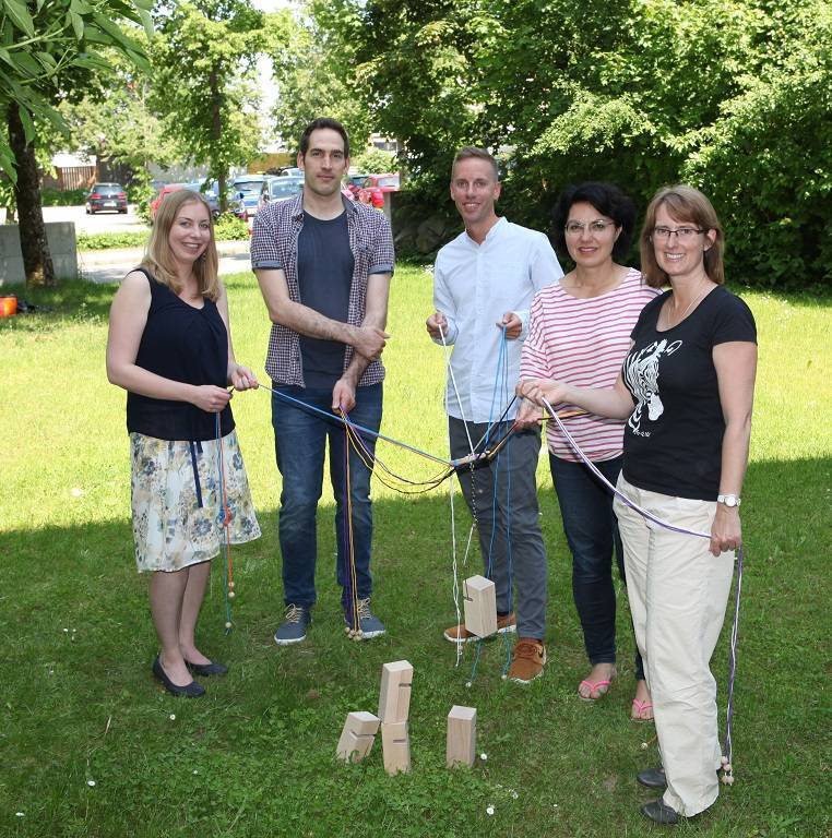 Beim Projekt „steil - Steig ein ins Leben!“ ziehen alle an einem Strang: (von links) Kreisjugendpflegerin Julia Veitenhansl, Bertram Klopper vom Gesundheitsamt am Landratsamt Unterallgäu, Stadtjugendpfleger Andreas Kerler, Ursula Hiller von der psychosozialen Beratungsstelle und Stefanie Wagner von Elterntalk. Hier testen sie ein Spiel, in dem es darum geht, gemeinsam einen Kran zu steuern, um einen möglichst hohen Turm zu bauen. Es kommt auch bei „steil“ zum Einsatz. Foto: Eva Büchele/Landratsamt Unterallgäu