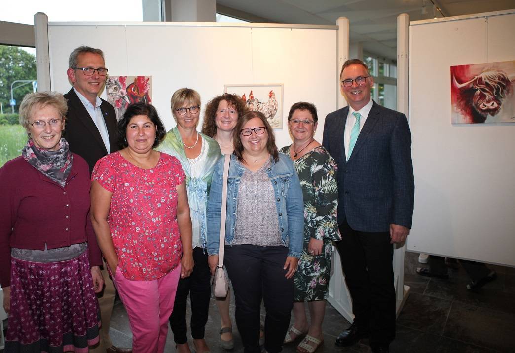 Im Bild von links: Marlene Preißinger, Stellvertreterin des Landrats, und Kreisfachberater Markus Orf mit den Malerinnen Devi Hörberg, Johanna Obkircher, Irmgard Kustermann, Ricarda Windecker und Erika Wronowski, zusammen mit dem Bürgermeister der Gemeinde Lachen, Josef Diebolder. Foto: Eva Büchele/Landratsamt Unterallgäu