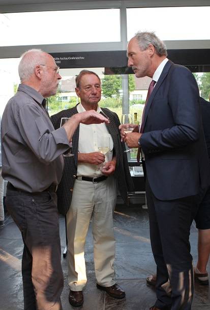 Landrat Hans-Joachim Weirather (rechts) im Gespräch mit (von links) Dieter Schaich von der Glastechnischen Gesellschaft und Kreisheimatpfleger Peter Hartmann. In der Vitrine im Hintergrund: Eine bayerische Schlegelflasche.  Foto: Eva Büchele/Landratsamt Unterallgäu 