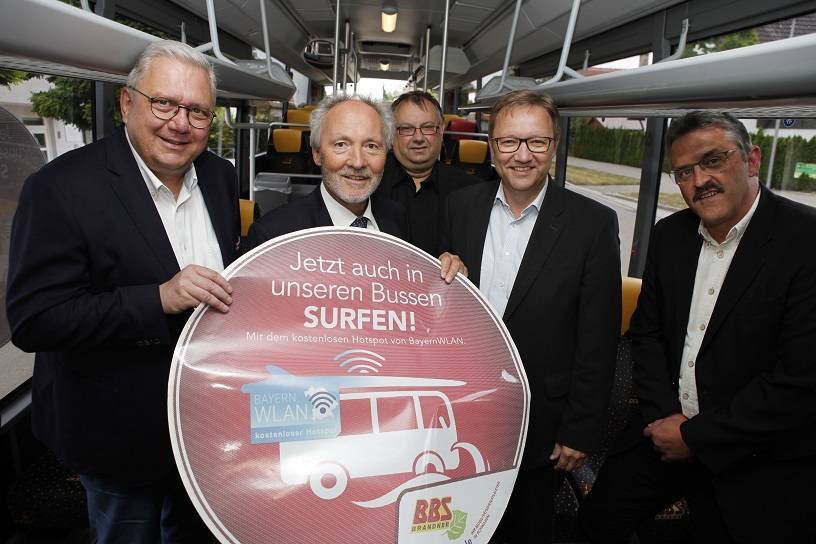 Im Bild (von links): Josef Brandner (Geschäftsführer Brandner Unterallgäu KG), Hans-Joachim Weirather (Landrat), Martin Kreutner (Geschäftsstellenleiter VVM Verkehrsverbund Mittelschwaben GmbH), Peter Humboldt (Werkleiter Stadtwerke Bad Wörishofen), Franz Egger (Leiter Verkehrsbetrieb Stadtwerke Bad Wörishofen). Foto: Stefanie Vögele/Landratsamt Unterallgäu