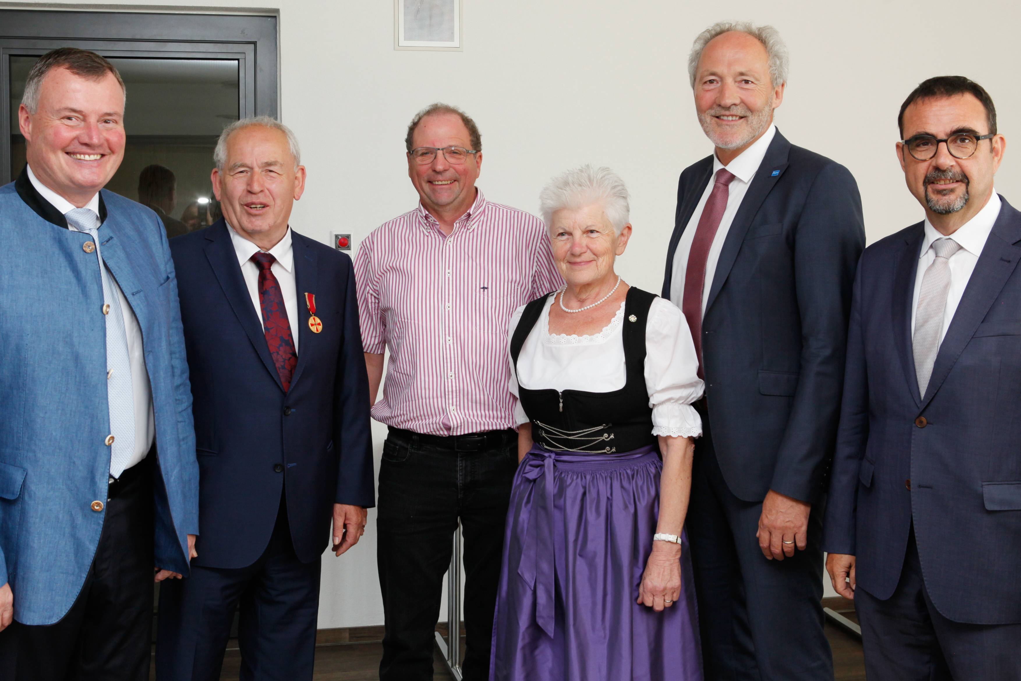 von links: Bad Wörishofens Bürgermeister Paul Gruschka, Martin Kistler, Dr. Wolfgang Wohlleb (Vorsitzender Seniorenverein Heimertingen), Heidrun Bauer, Landrat Hans-Joachim Weirather und Landtagsabgeordneter Klaus Holetschek. Foto: Stefanie Vögele/Landratsamt Unterallgäu