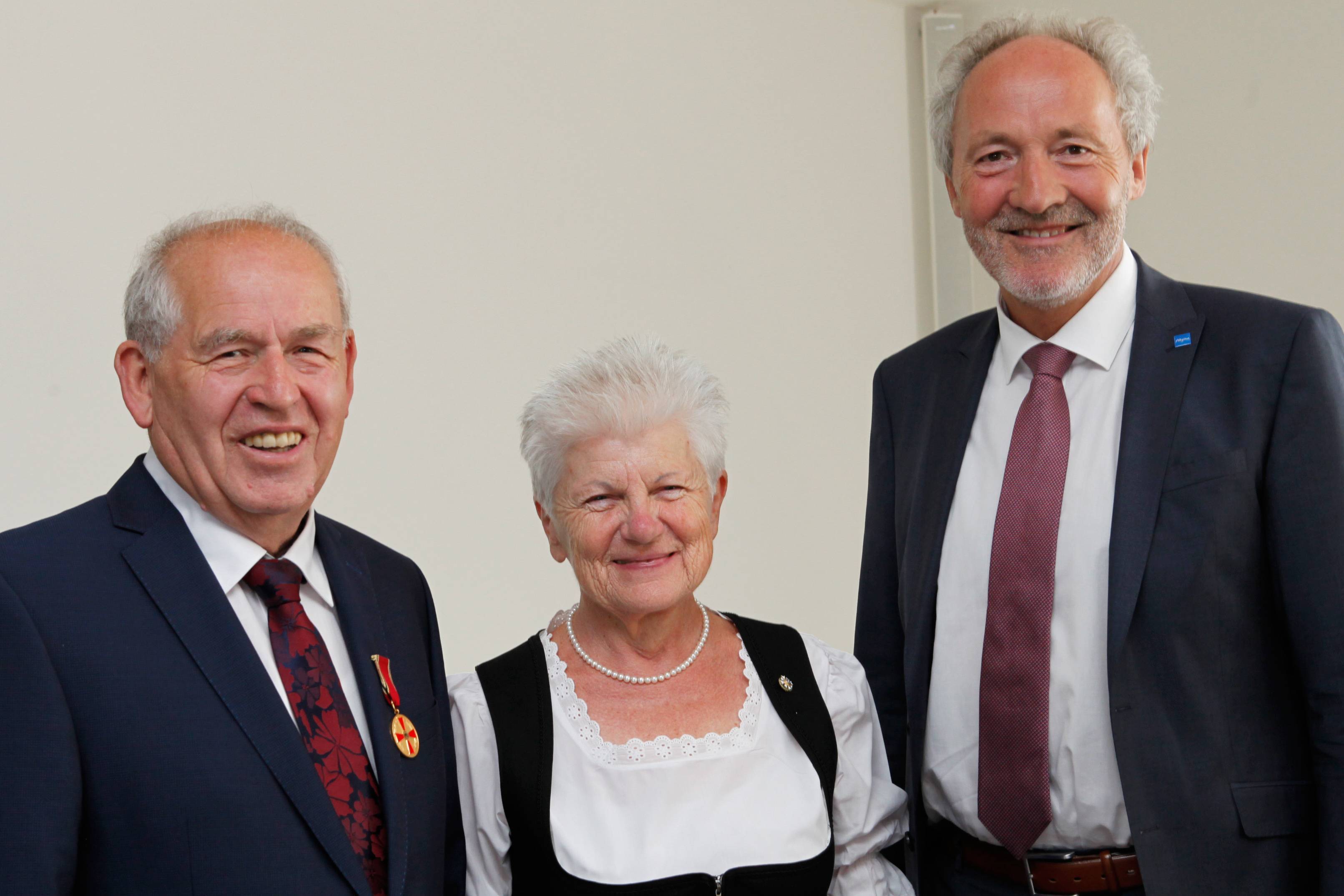 Als „Botschafter des Ehrenamts“ bezeichnete Landrat Hans-Joachim Weirather (von rechts) Heidrun Bauer aus Heimertingen und Martin Kistler aus Bad Wörishofen. Kistler wurde mit Verdienstmedaille des Verdienstordens der Bundesrepublik Deutschland ausgezeichnet, Heidrun Bauer mit dem Ehrenzeichen des bayerischen Ministerpräsidenten. Foto: Stefanie Vögele/Landratsamt Unterallgäu