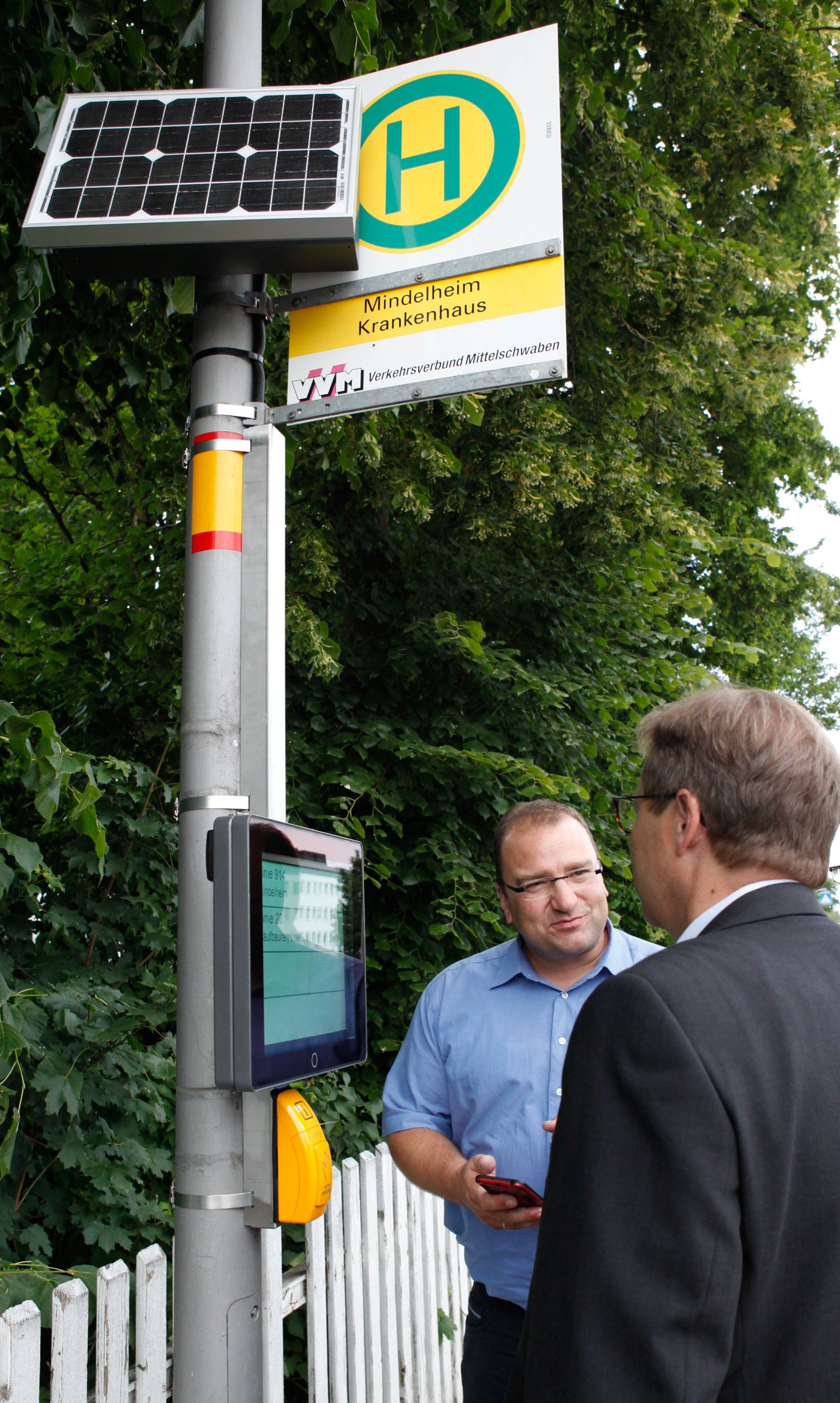 An der Bushaltestelle vor der Kreisklinik in Mindelheim wird derzeit eine dynamische Fahrgast-Information getestet. ÖPNV-Beauftragter Helmut Höld freut sich über das zusätzliche Serviceangebot. Foto: Stefanie Vögele/Landratsamt Unterallgäu