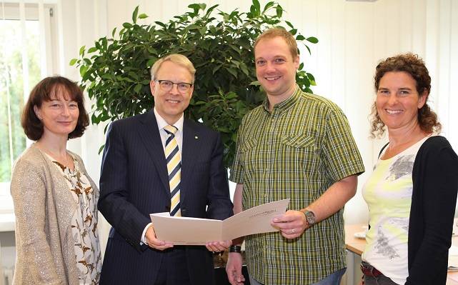 Im Bild (von links): Ingrid Arnold, Sachgebietsleiterin Personalmanagement, stellvertretender Landrat Dr. Stephan Winter, der neue Biberberater Florian Röger und Katherina Grimm von der Unteren Naturschutzbehörde. Foto: Eva Büchele/Landratsamt Unterallgäu