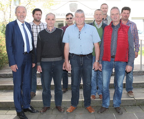 Im Bild (von links): Landrat Hans-Joachim Weirather, Anton Reiber und Hermann Hasel vom BDM, Dr. Armin Randelzhofer vom Veterinäramt, Josef Frey und Bernhard Sirch vom BDM, Veterinäramtsleiter Dr. Alexander Minich, Manfred Gromer und Stephan Sontheimer vom BDM. Foto: Eva Büchele/Landratsamt Unterallgäu