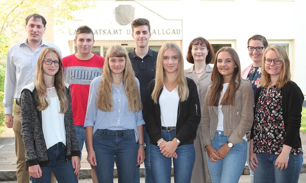 Im Bild (von links): Ausbildungsleiter Michael Dietrich, Sarah Högg, Mario Trommer, Anika Arnold, Jacob Peters, Vanessa Maly, Sachgebietsleiterin „Personalmanagement“ Ingrid Arnold, Larissa Schmid, Monika Steinhauser und Isabell Merkt. Foto: Eva Büchele/Landratsamt Unterallgäu