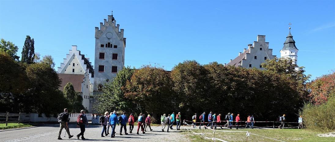 Rund 40 Pilger nahmen an der Wanderung von Loppenhausen nach Babenhausen teil. Foto: Landratsamt Unterallgäu