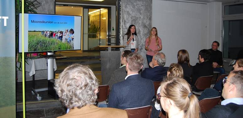 Zum Bild: Bei der Eröffnung der Ausstellung „Faszination Moor“ berichteten Schülerinnen der Maria-Ward-Realschule von ihren Erlebnissen im Pfaffenhauser Moos. Im Bild Lisa-Marie Leinsle (links) und Maria Mayer. Foto: Anke Kirchner/Landratsamt Unterallgäu