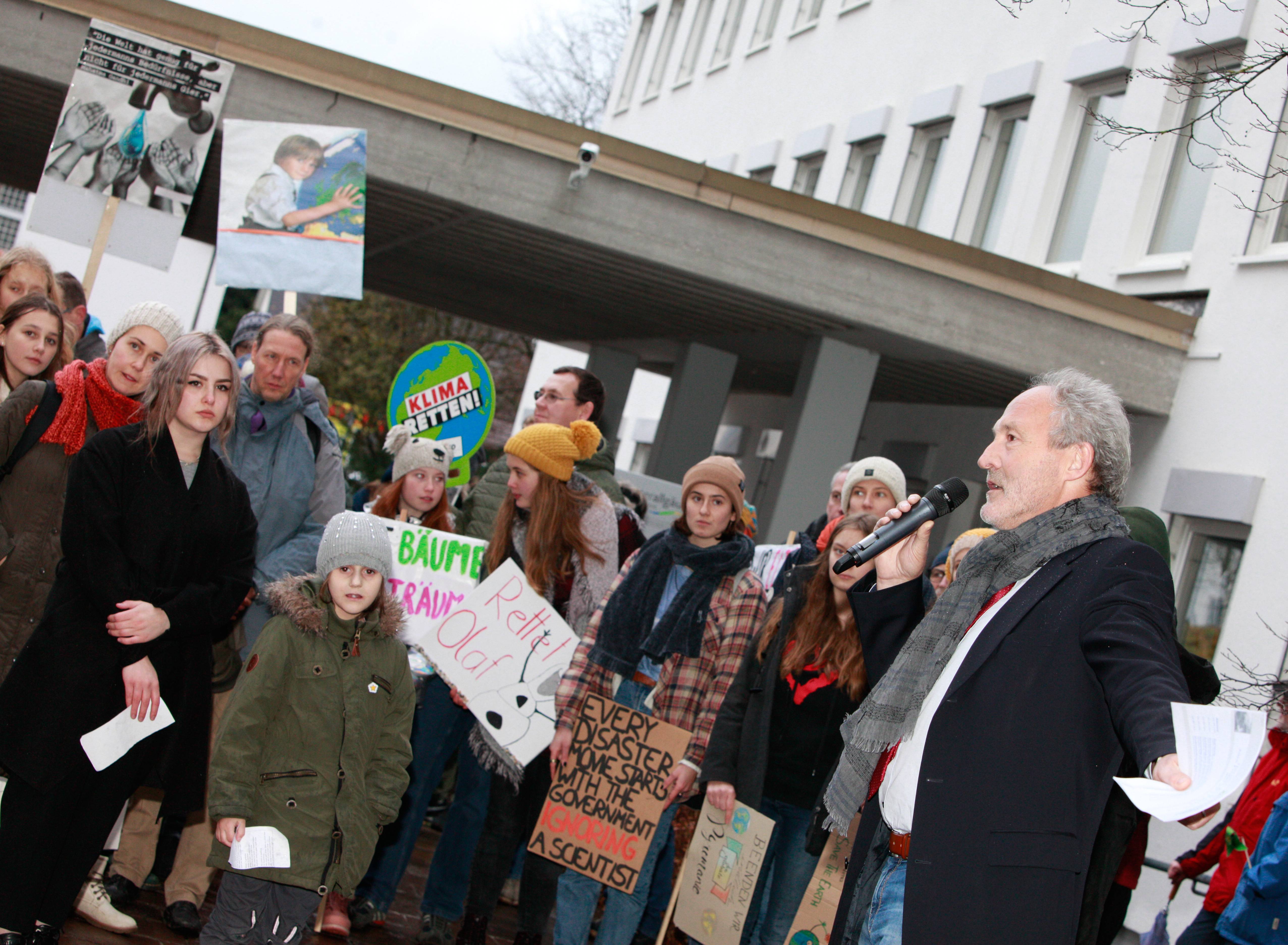 Landrat Hans-Joachim Weirather empfing die Teilnehmer der Mindelheimer Fridays-for-Future-Demonstration am Landratsamt und lud sie zum Austausch ein. 	Foto: Stefanie Vögele/Landratsamt Unterallgäu