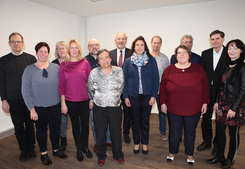 Von links: Personalratsvorsitzender Frank Rattel, Andrea Schwank, Silvia Mutzel, Nadia Hofmaier, Ralf Kössel, Gabriele Fauß, Landrat Hans-Joachim Weirather, Beate Feik, Karl-Heinz Brückner, Elisabeth Schmidbauer, Ernst Ammann, Johann Roßkopf und Ingrid Arnold, Sachgebietsleiterin Personalmanagement. Foto: Eva Büchele/Landratsamt Unterallgäu