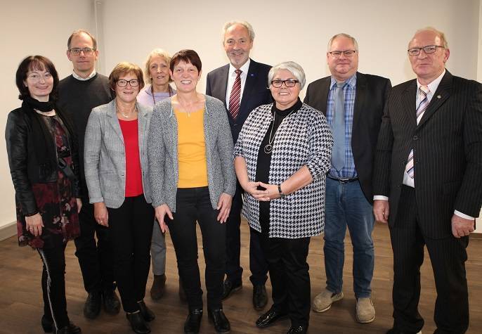 Von links: Ingrid Arnold, Sachgebietsleiterin Personalmanagement, Personalratsvorsitzender Frank Rattel, Brigitte Ledermann, Andrea Mautz, Gertrud Schott, Landrat Hans-Joachim Weirather, Christa Ellenrieder, Gerhard Sommer und Erich Rosak. Foto: Eva Büchele/Landratsamt Unterallgäu