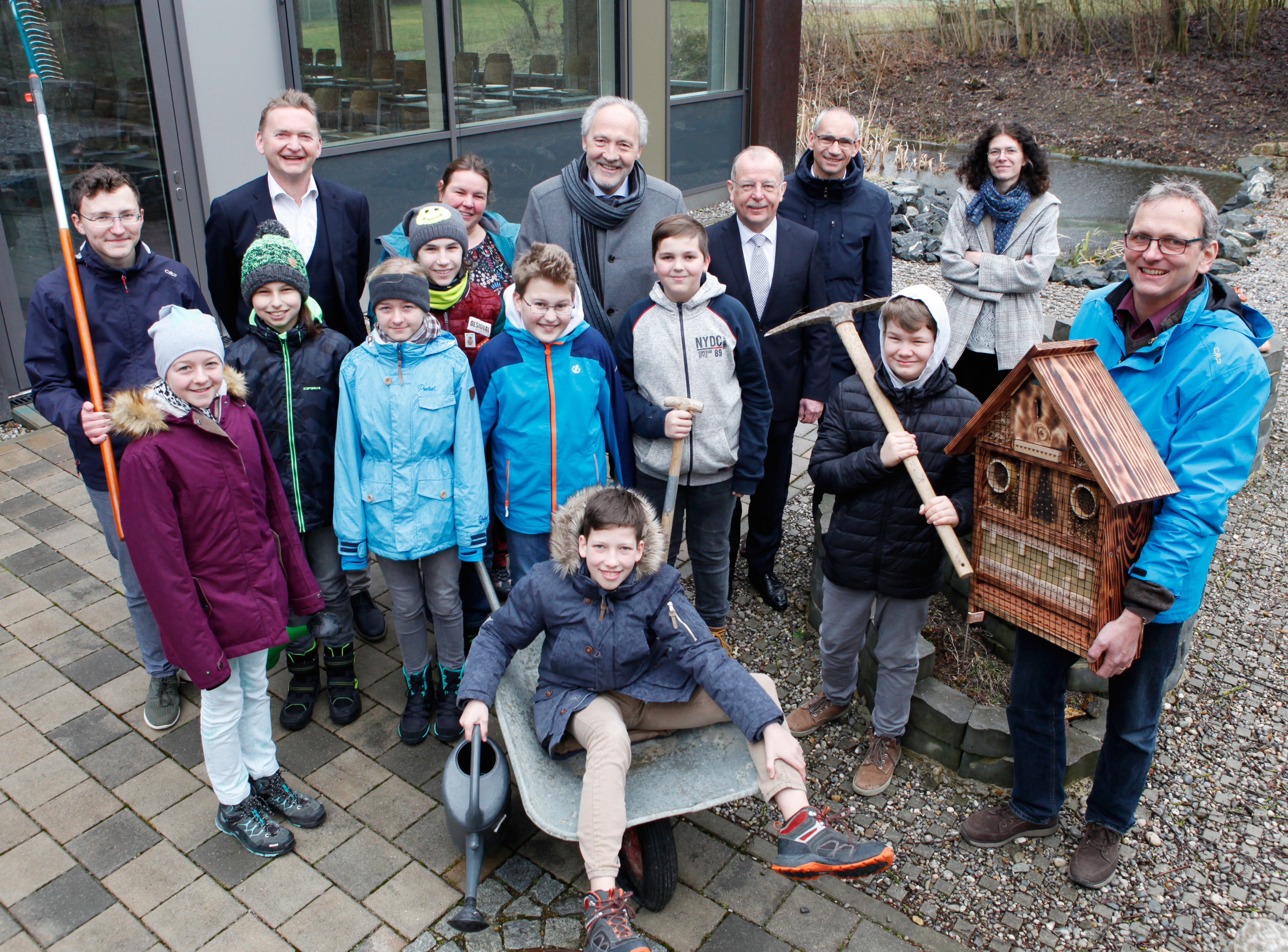 Mit einem Insektenhotel bedankte sich der Landkreis bei den Schülern der Türkheimer Schulgarten-AG dafür, dass sie durch ihre Beteiligung an der Pflanzaktion des Landkreises Unterallgäu und der Sparkasse Memmingen-Lindau-Mindelheim ein zusätzliches Nahrungsangebot für Bienen und Insekten geschaffen haben. Im Bild (hinten von rechts): Kreisfachberater Markus Orf, Lehrerin Susanne Oehl, Türkheims Bürgermeister Christian Kähler, Thomas Munding (Vorsitzender des Vorstands der Sparkasse Memmingen-Lindau-Mindelheim), Landrat Hans-Joachim Weirather, Lehrerin Iris Schneider und Schulleiter Josef Reif. Foto: Stefanie Vögele/Landratsamt Unterallgäu