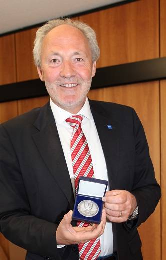 Persönlich gratulieren konnte Landrat Hans-Joachim Weirather den erfolgreichen Sportlern aus dem Unterallgäu heuer nicht. Die Medaille jedoch bekamen die Geehrten zugeschickt. Foto: Eva Büchele/Landratsamt Unterallgäu