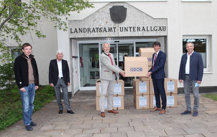 Im Bild (von links): Gesundheitsamtsleiter Dr. Ludwig Walters, Versorgungsarzt Dr. Max Kaplan, Landrat Hans-Joachim Weirather, Aufsichtsratsvorsitzender Christian Grob und Dr. Peter Pawlitzki, Betriebsarzt der Firma Grob. Foto: Eva Büchele/Landratsamt Unterallgäu